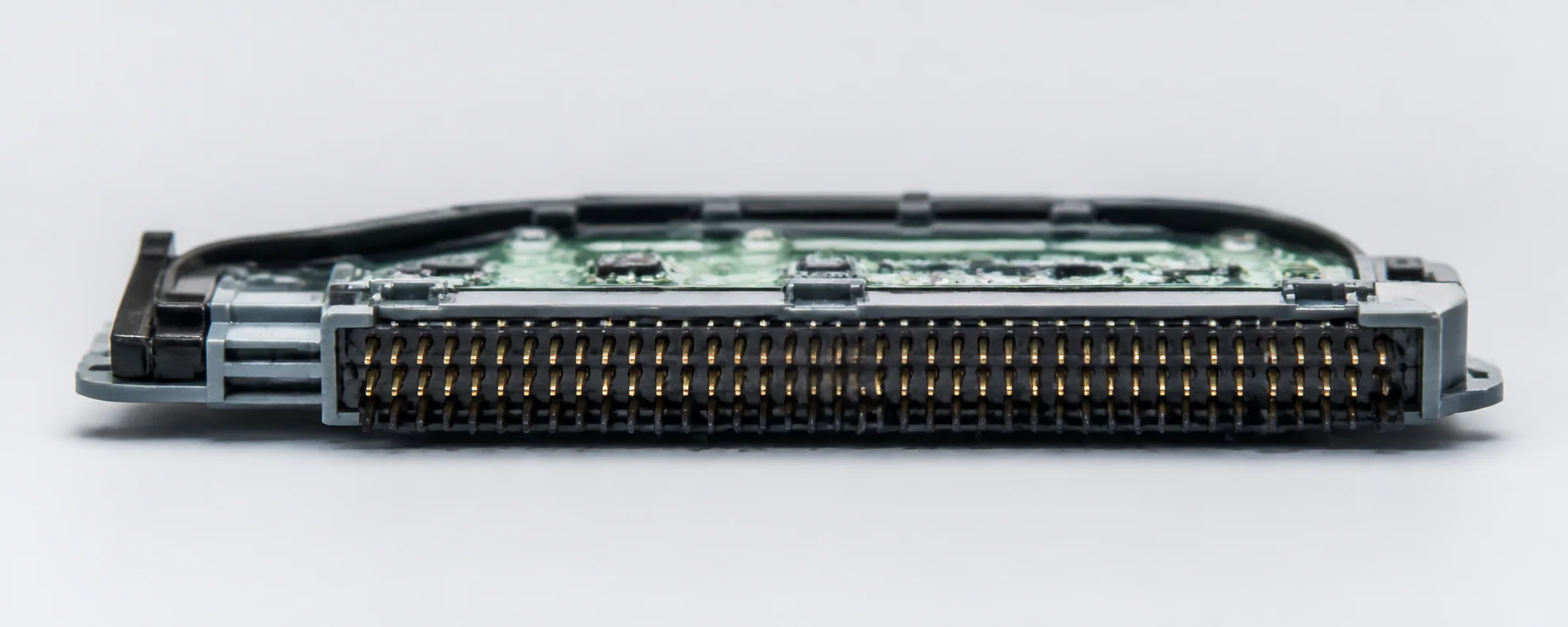 Macro del connettore multipolare di una centralina, con i pin dorati in file ordinate
