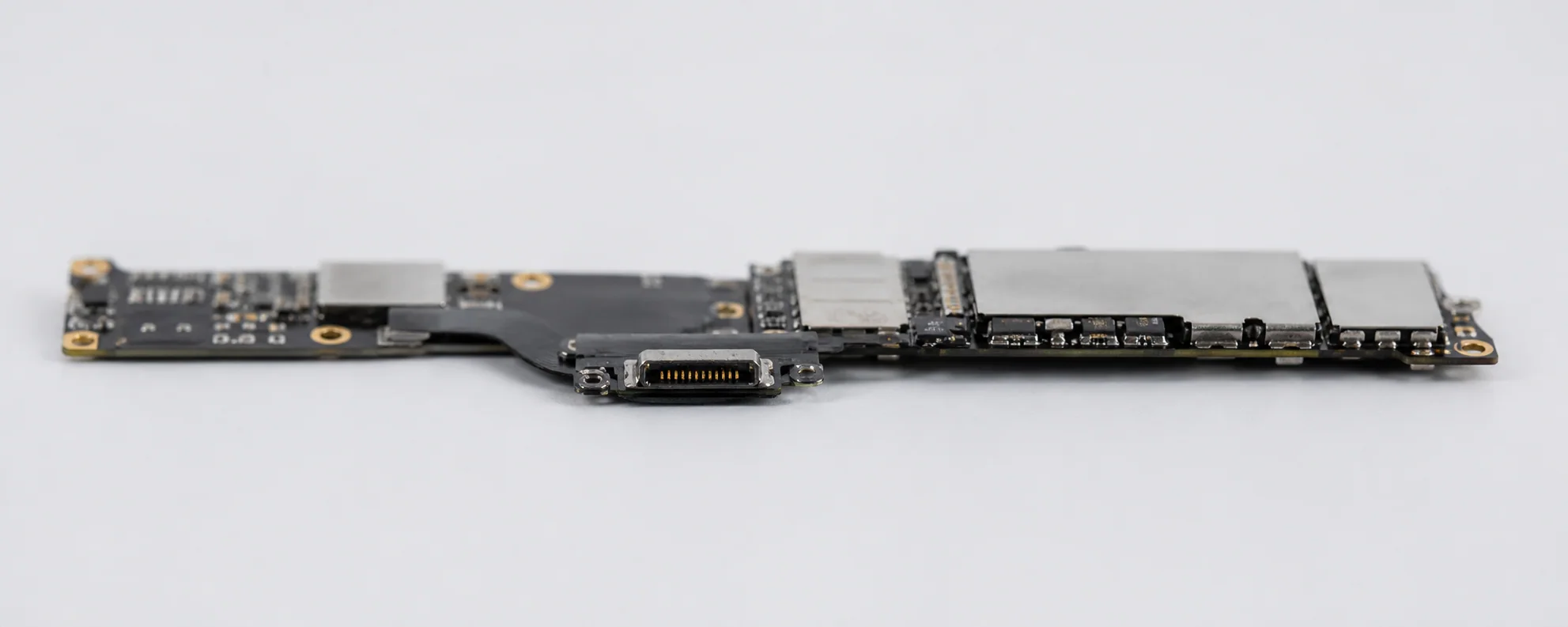 Macro della scheda logica di uno smartphone, con il connettore di ricarica in primo piano